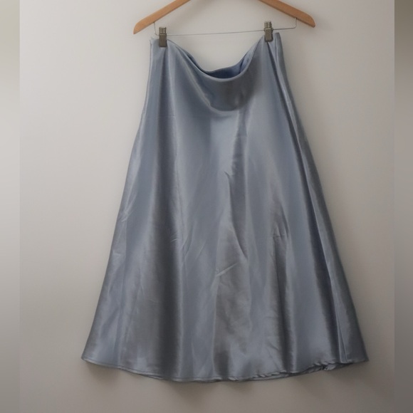 NWOT Elegant Light Blue Satin Skirt Size 12 - Picture 3 of 5